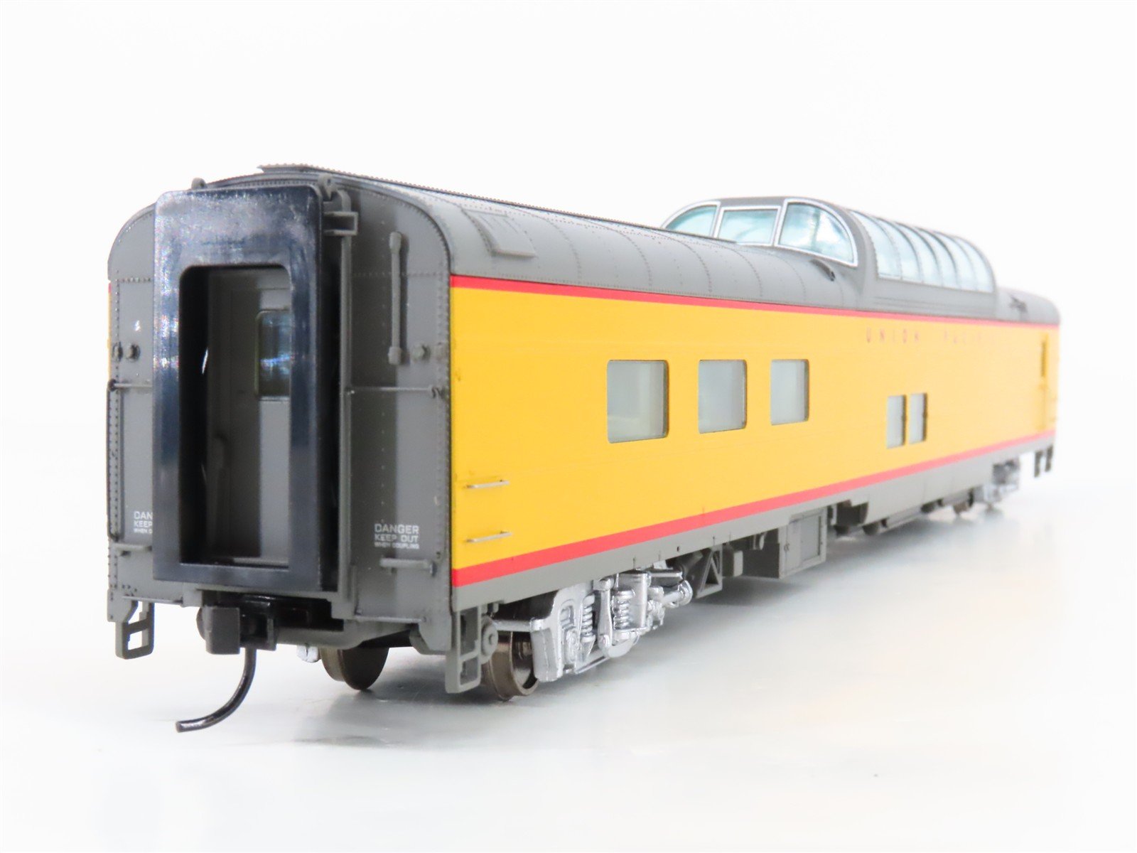 HO Scale Walthers 932-9590 UP Union Pacific Railroad Dome-Diner Passenger Car