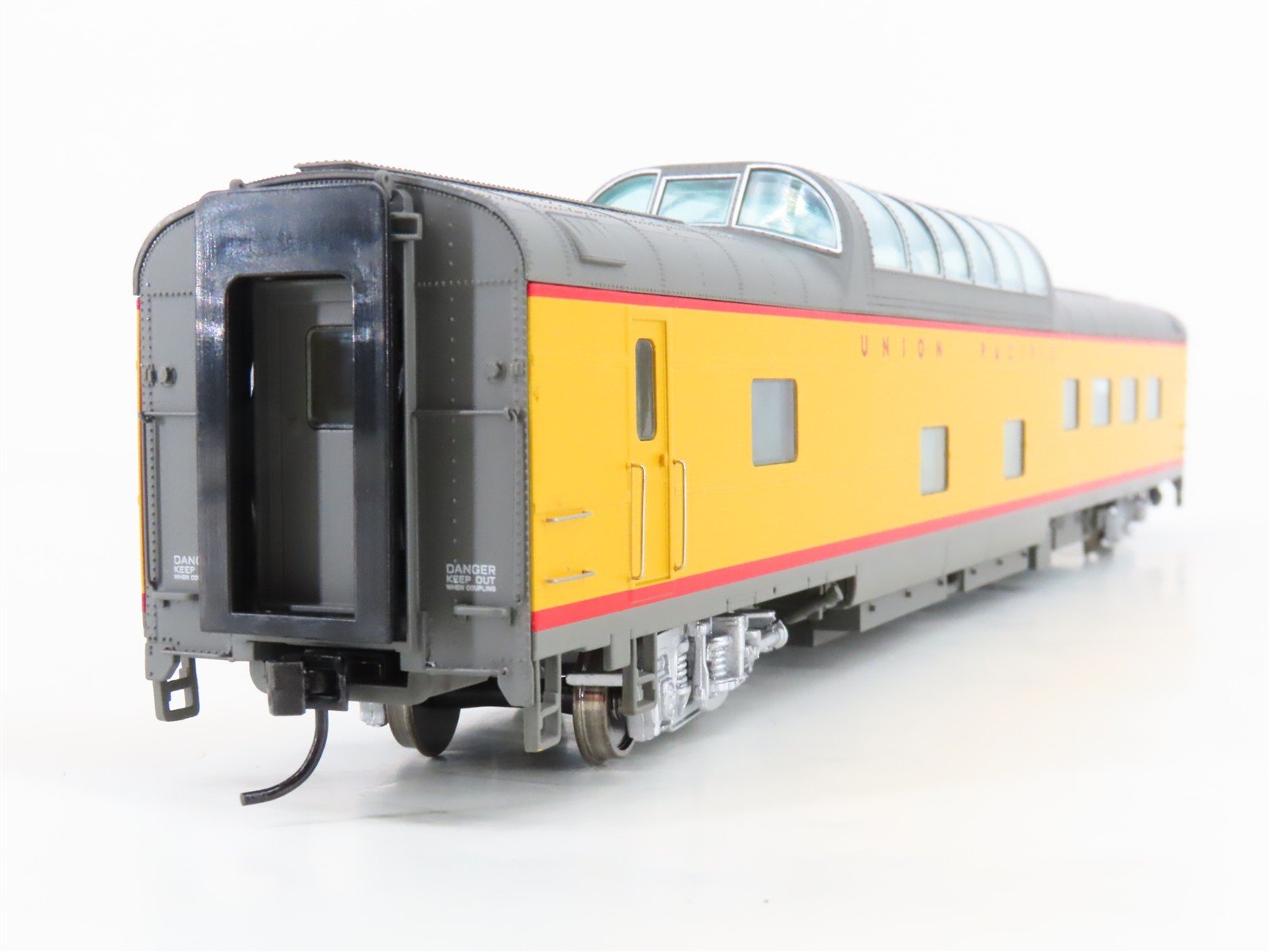 HO Scale Walthers 932-9590 UP Union Pacific Railroad Dome-Diner Passenger Car