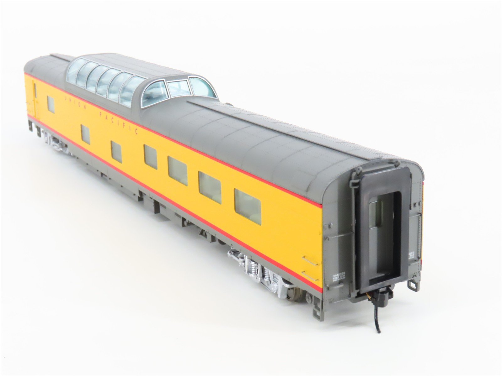 HO Scale Walthers 932-9590 UP Union Pacific Railroad Dome-Diner Passenger Car