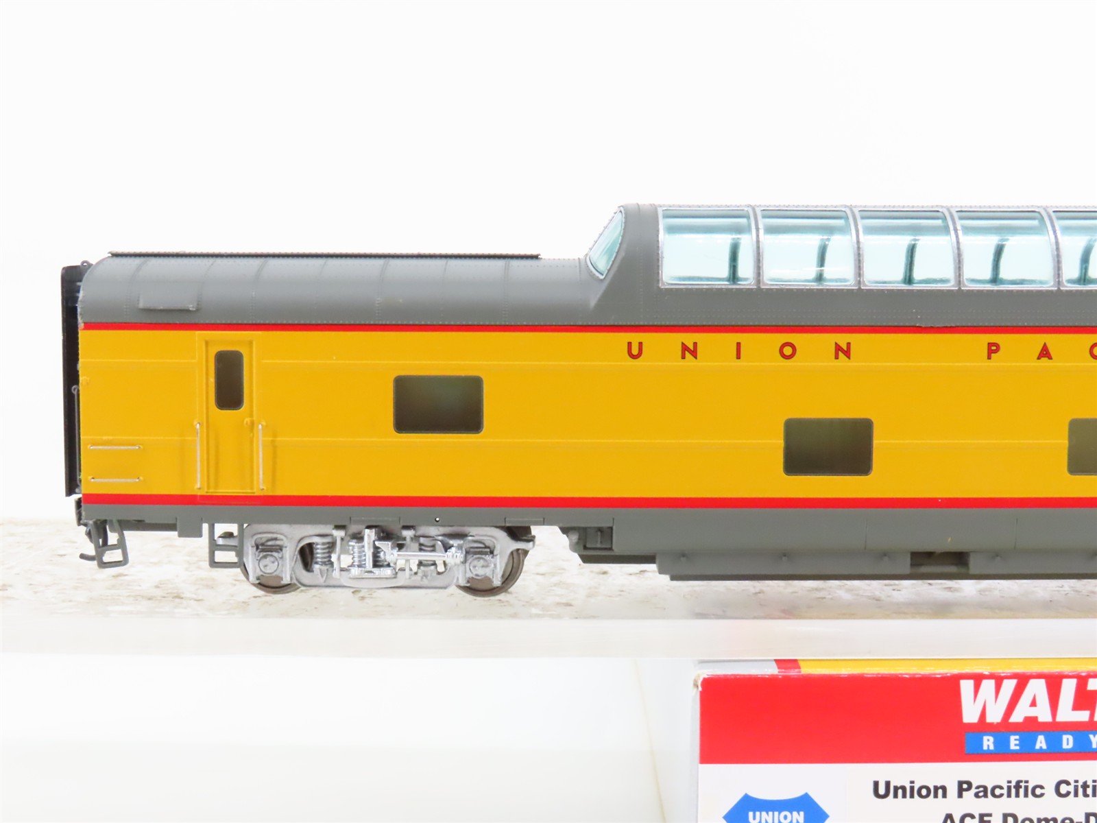 HO Scale Walthers 932-9590 UP Union Pacific Dome-Diner Passenger Car