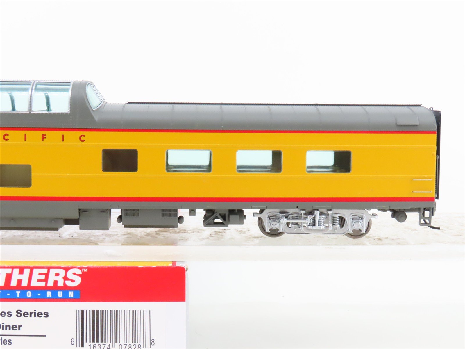 HO Scale Walthers 932-9590 UP Union Pacific Dome-Diner Passenger Car