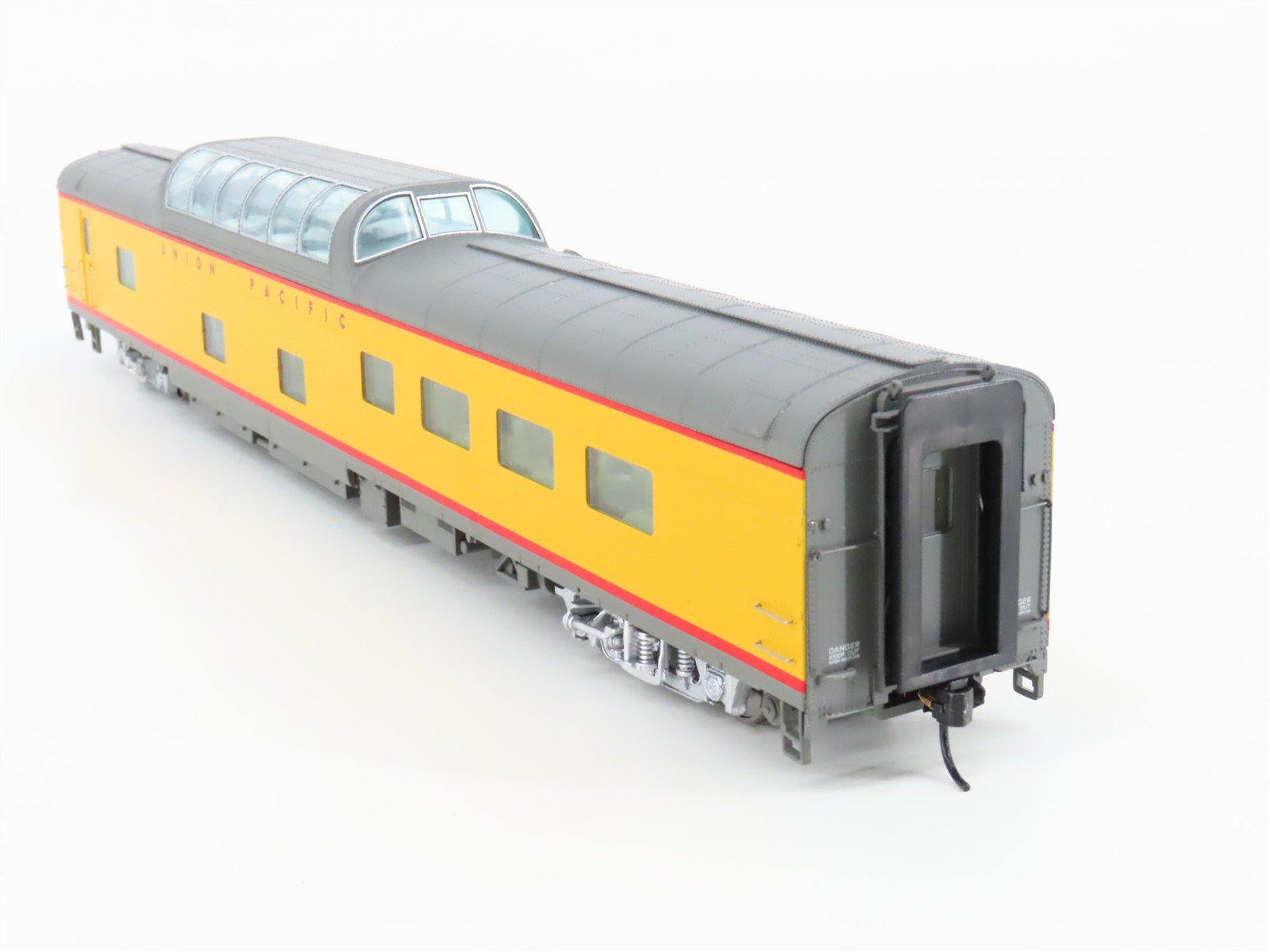 HO Scale Walthers 932-9590 UP Union Pacific Dome-Diner Passenger Car