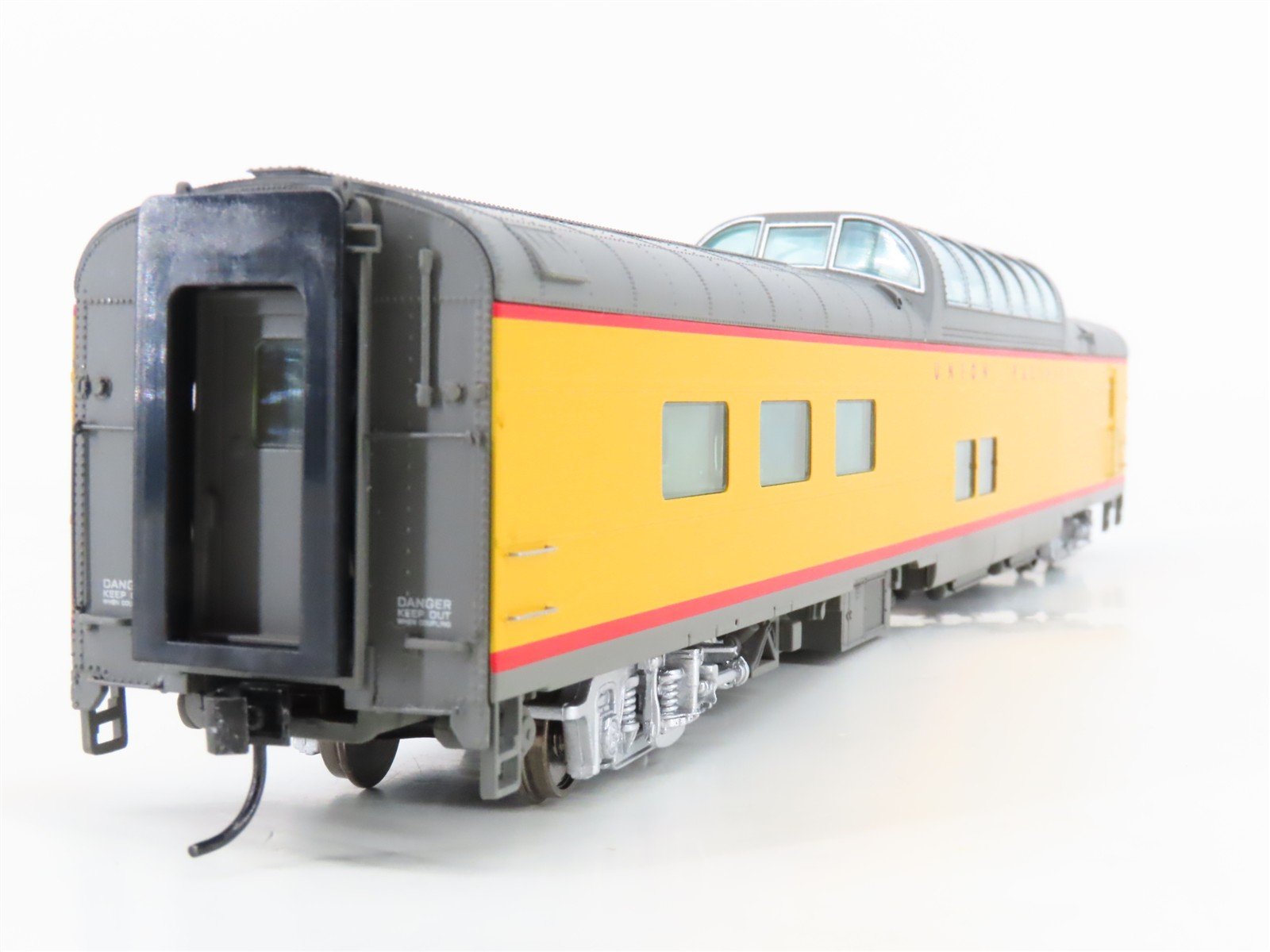 HO Scale Walthers 932-9590 UP Union Pacific Dome-Diner Passenger Car