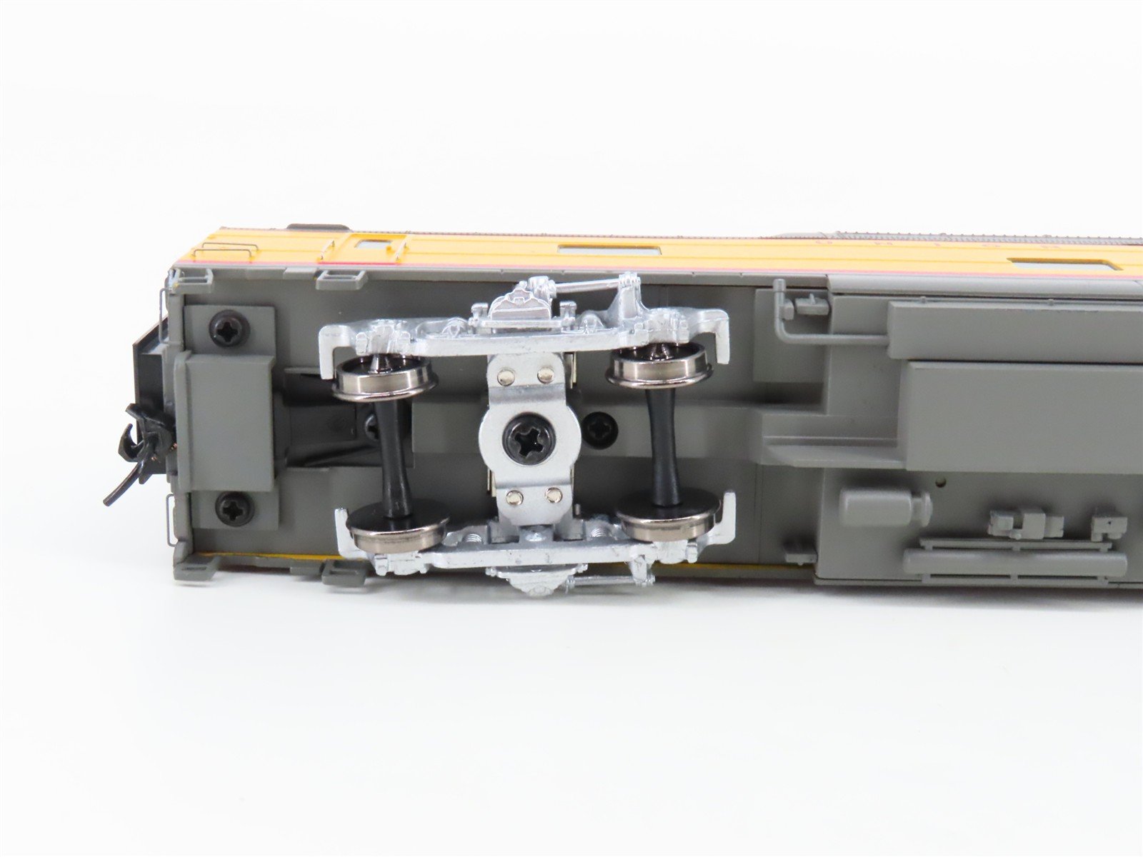 HO Scale Walthers 932-9590 UP Union Pacific Dome-Diner Passenger Car