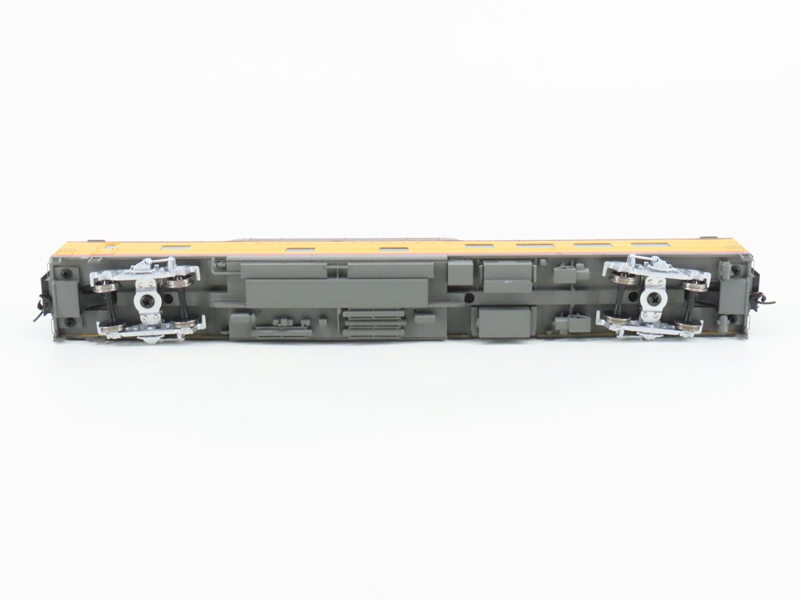 HO Scale Walthers 932-9590 UP Union Pacific Dome-Diner Passenger Car