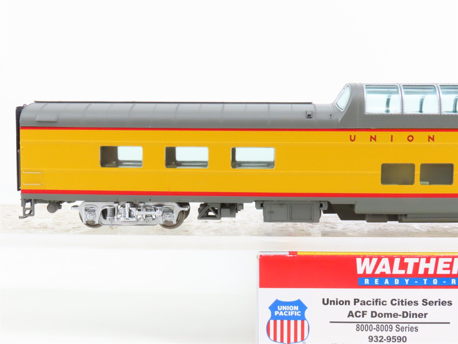 HO Scale Walthers 932-9590 UP Union Pacific Railroad Dome-Diner Passenger Car