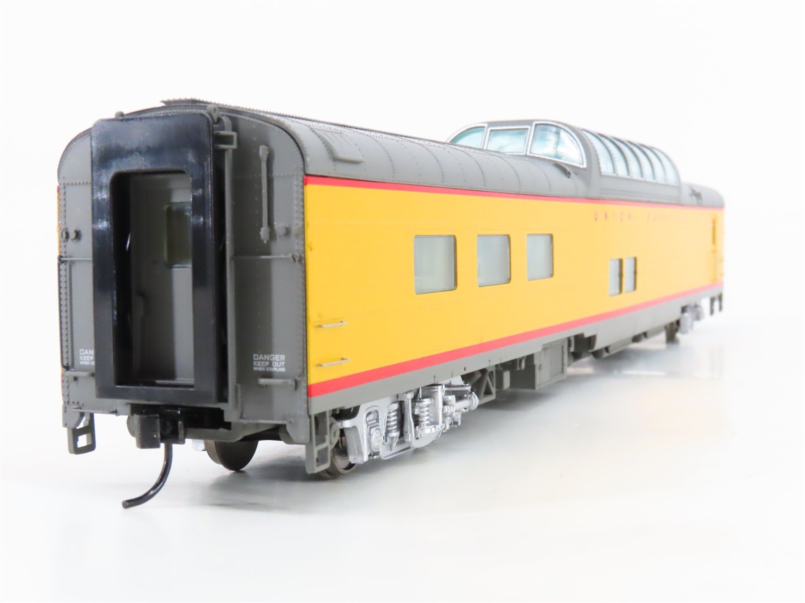 HO Scale Walthers 932-9590 UP Union Pacific Railroad Dome-Diner Passenger Car