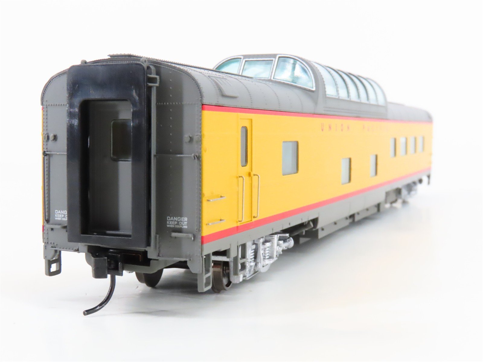 HO Scale Walthers 932-9590 UP Union Pacific Railroad Dome-Diner Passenger Car