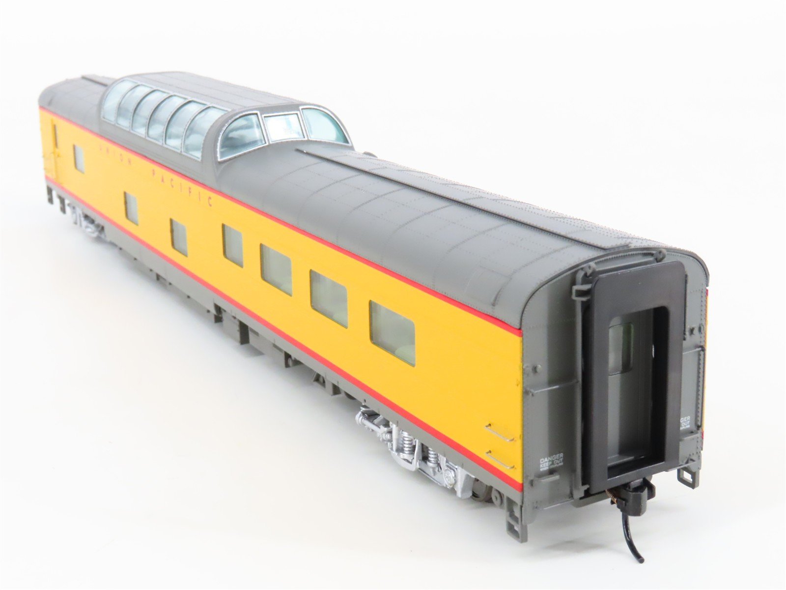 HO Scale Walthers 932-9590 UP Union Pacific Railroad Dome-Diner Passenger Car