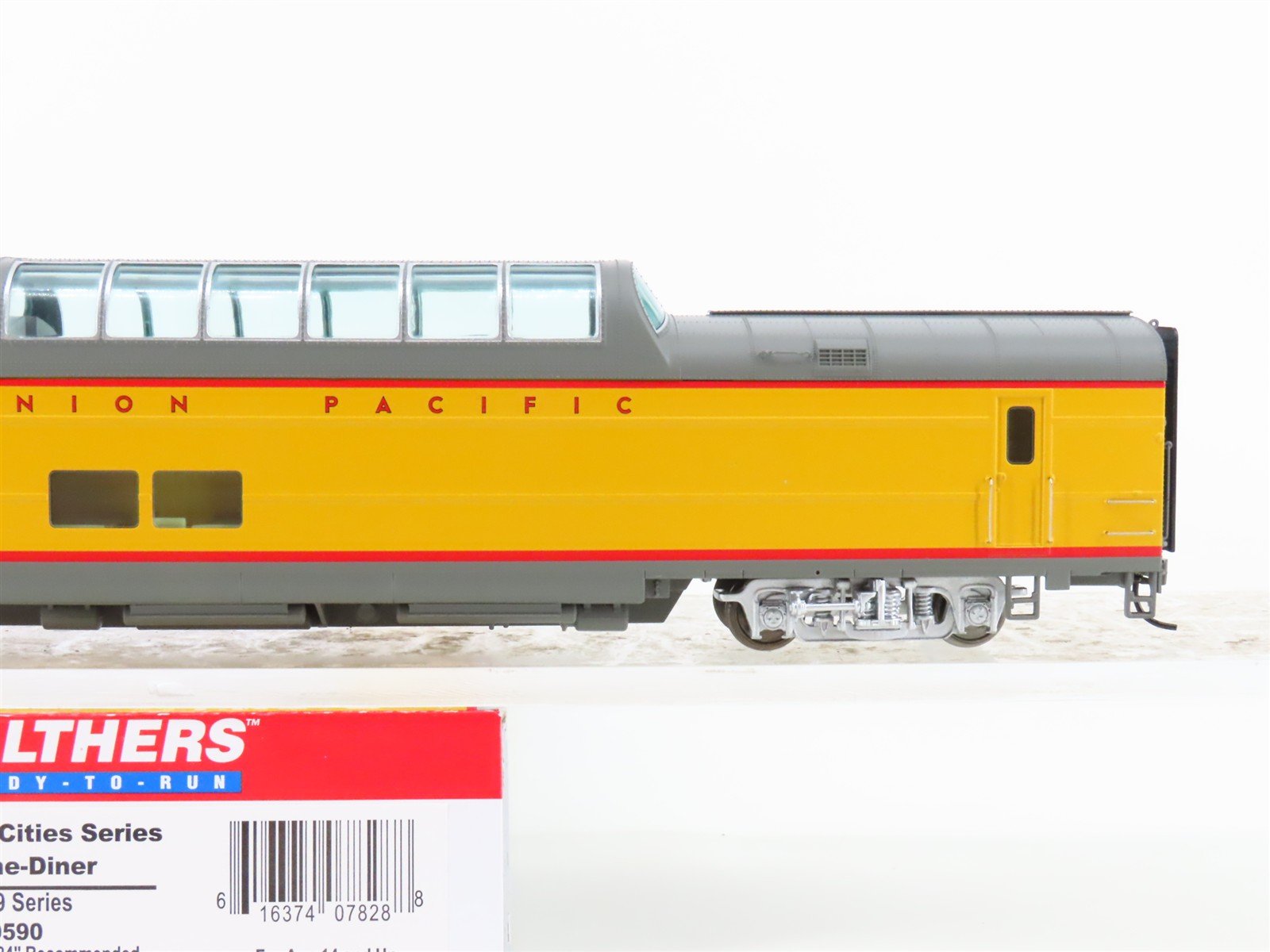 HO Scale Walthers 932-9590 UP Union Pacific Railroad Dome-Diner Passenger Car