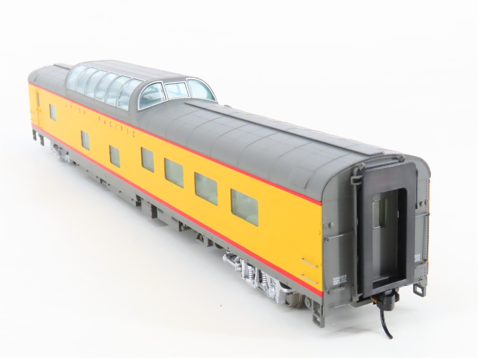 HO Scale Walthers 932-9590 UP Union Pacific Railroad Dome-Diner Passenger Car