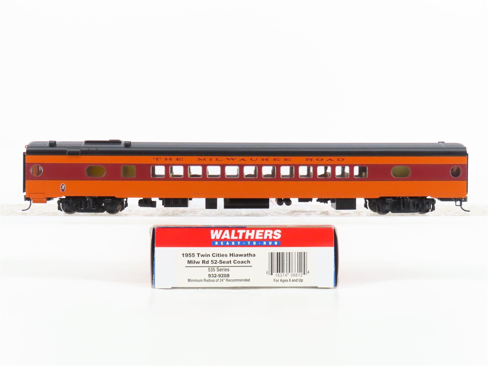 HO Scale Walthers 932-9208 MILW Milwaukee Road Hiawatha Coach Passenger Car