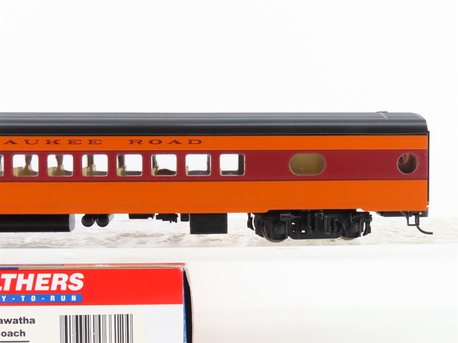 HO Scale Walthers 932-9208 MILW Milwaukee Road Hiawatha Coach Passenger Car