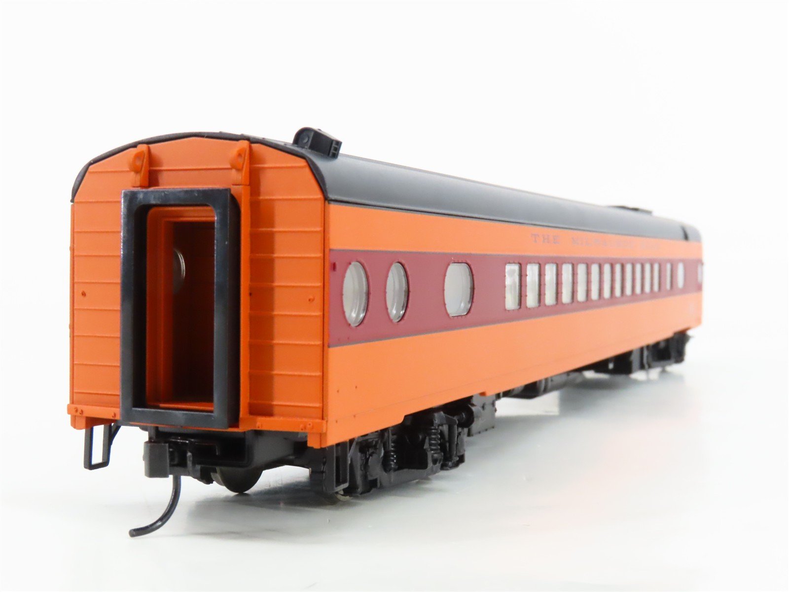 HO Scale Walthers 932-9208 MILW Milwaukee Road Hiawatha Coach Passenger Car
