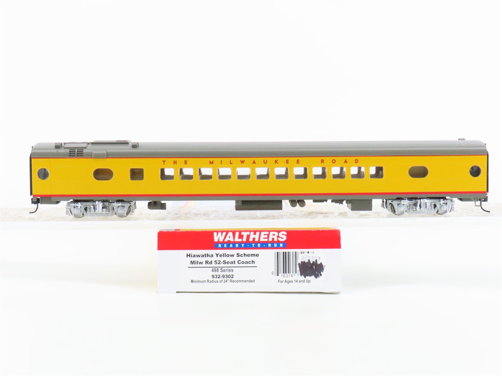HO Scale Walthers 932-9302 MILW Milwaukee Road Hiawatha Coach Passenger Car