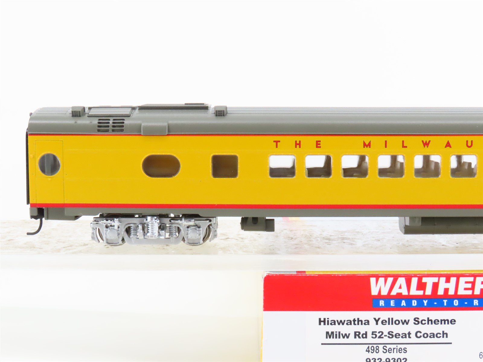 HO Scale Walthers 932-9302 MILW Milwaukee Road Hiawatha Coach Passenger Car