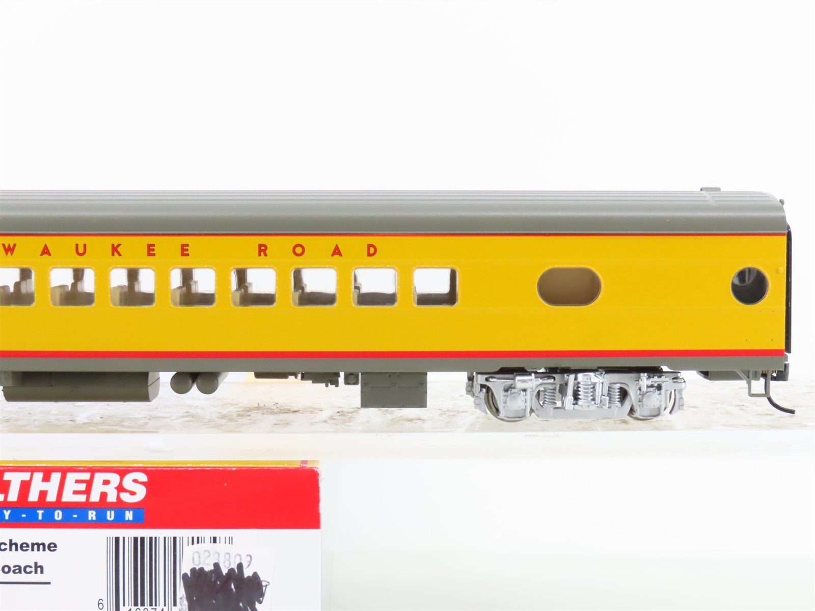 HO Scale Walthers 932-9302 MILW Milwaukee Road Hiawatha Coach Passenger Car
