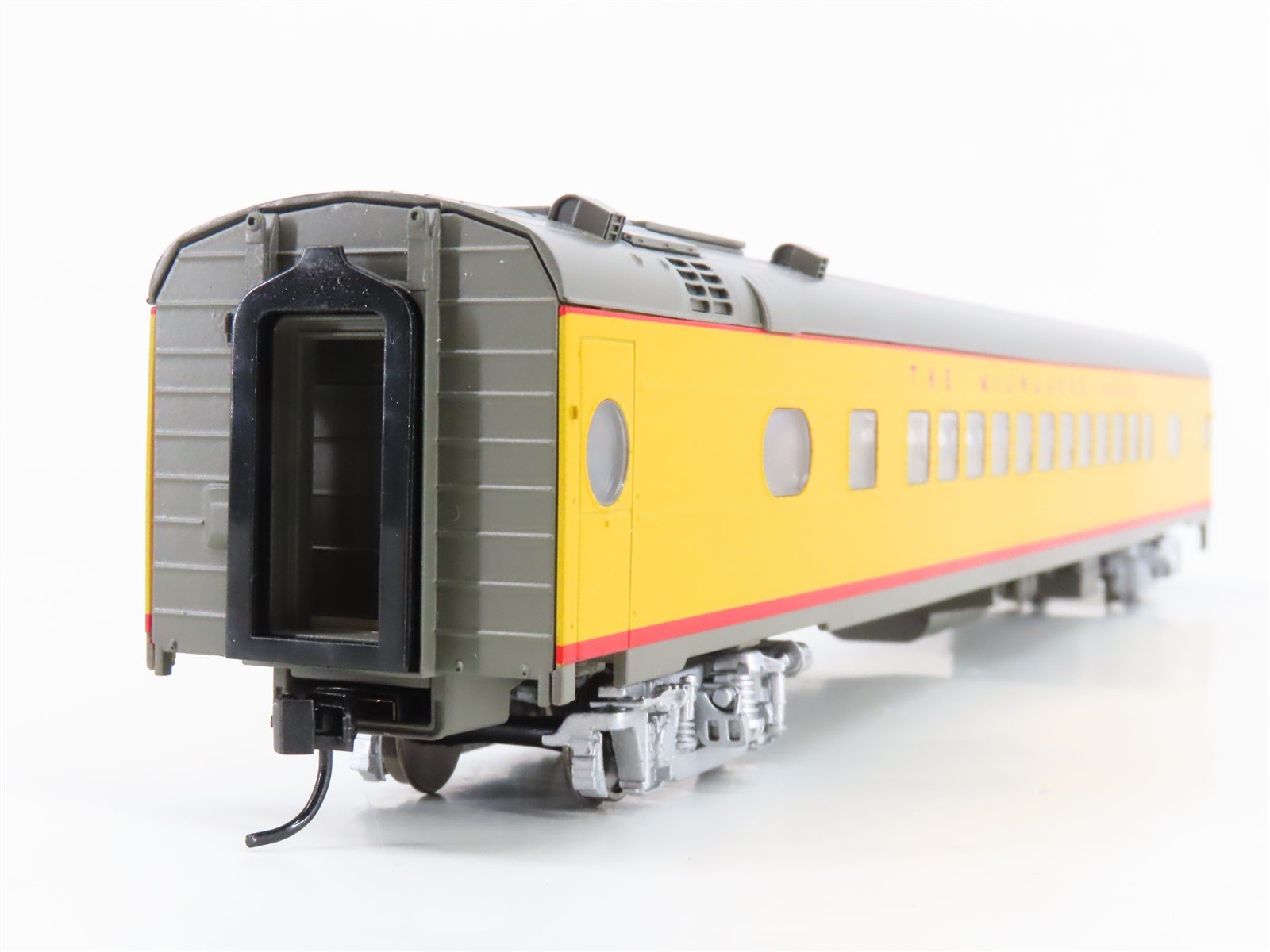 HO Scale Walthers 932-9302 MILW Milwaukee Road Hiawatha Coach Passenger Car