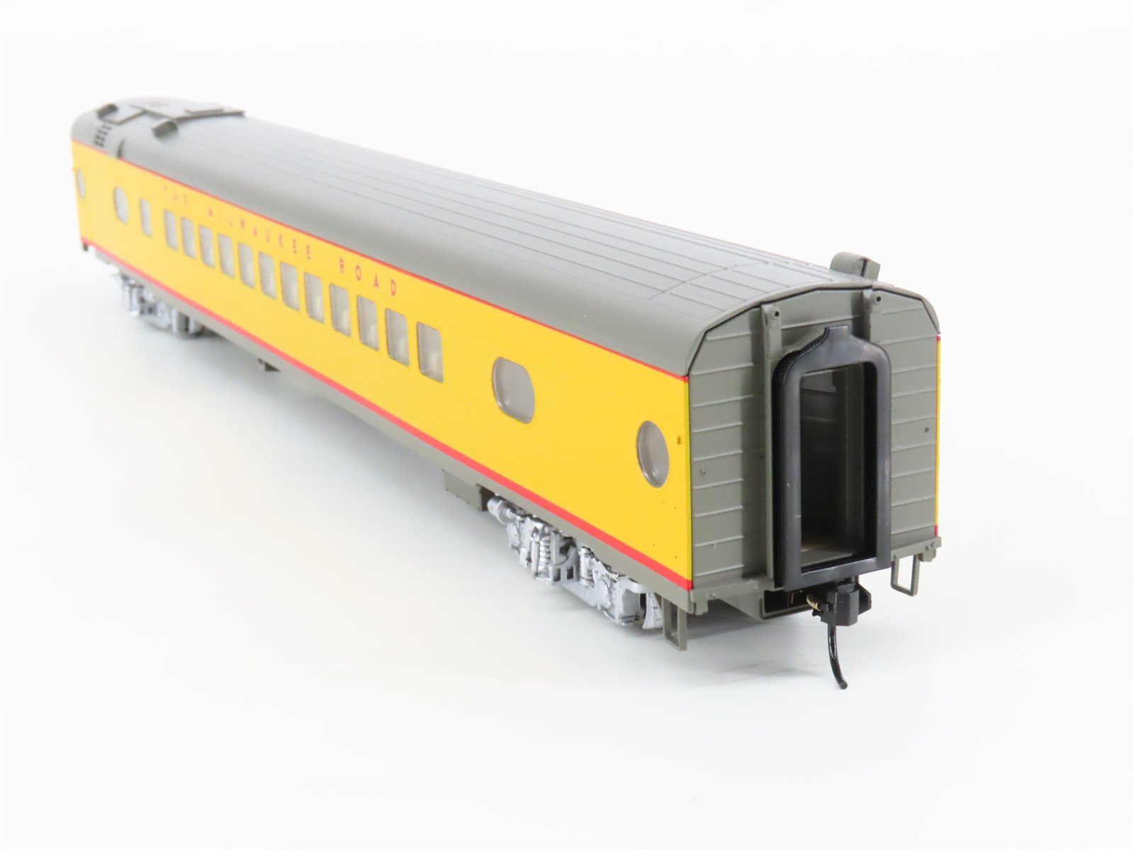 HO Scale Walthers 932-9302 MILW Milwaukee Road Hiawatha Coach Passenger Car