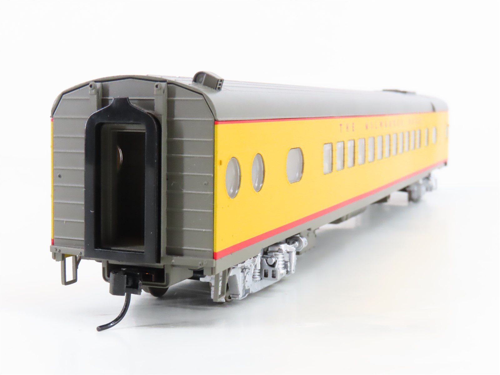 HO Scale Walthers 932-9302 MILW Milwaukee Road Hiawatha Coach Passenger Car