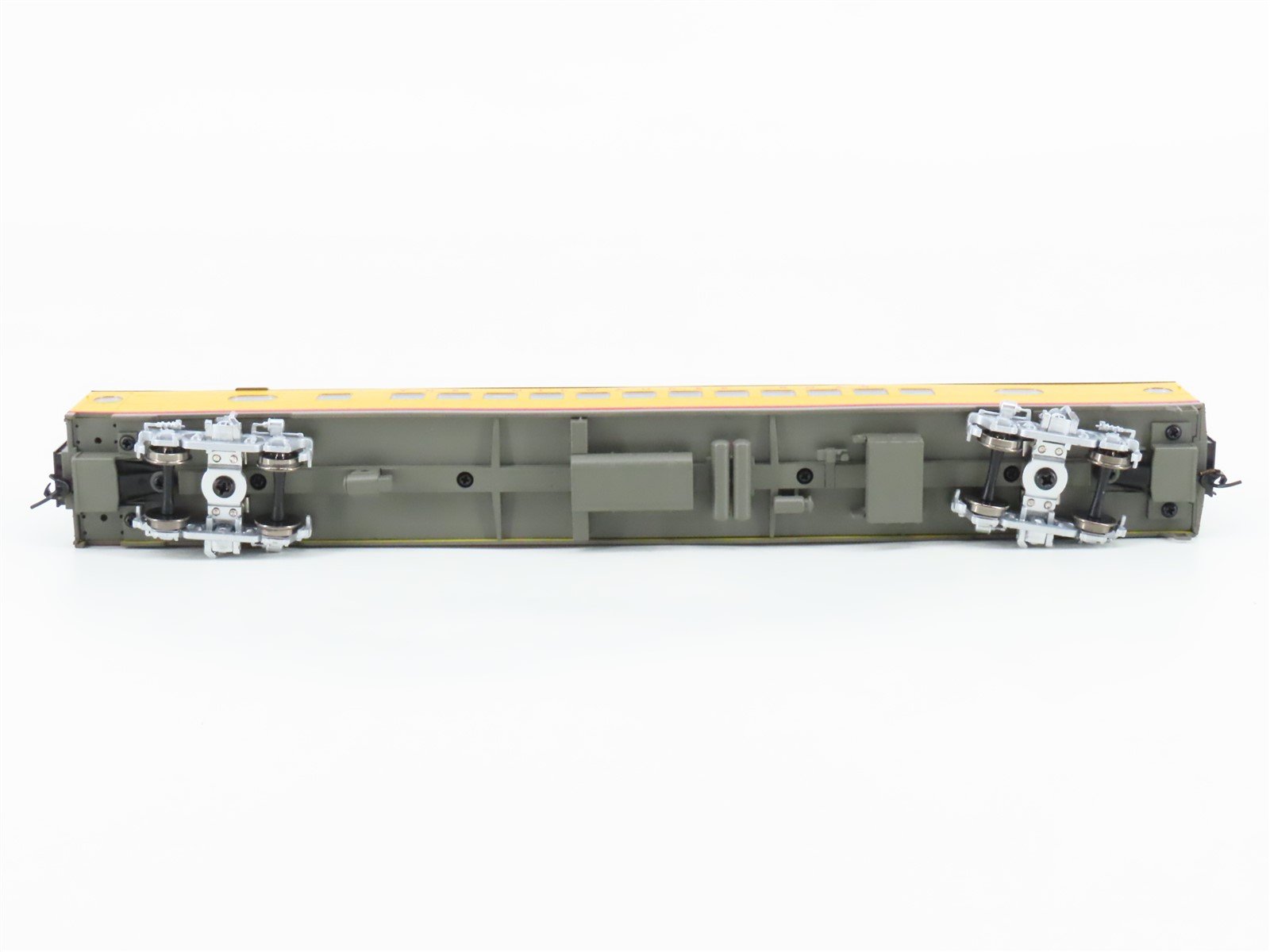 HO Scale Walthers 932-9302 MILW Milwaukee Road Hiawatha Coach Passenger Car