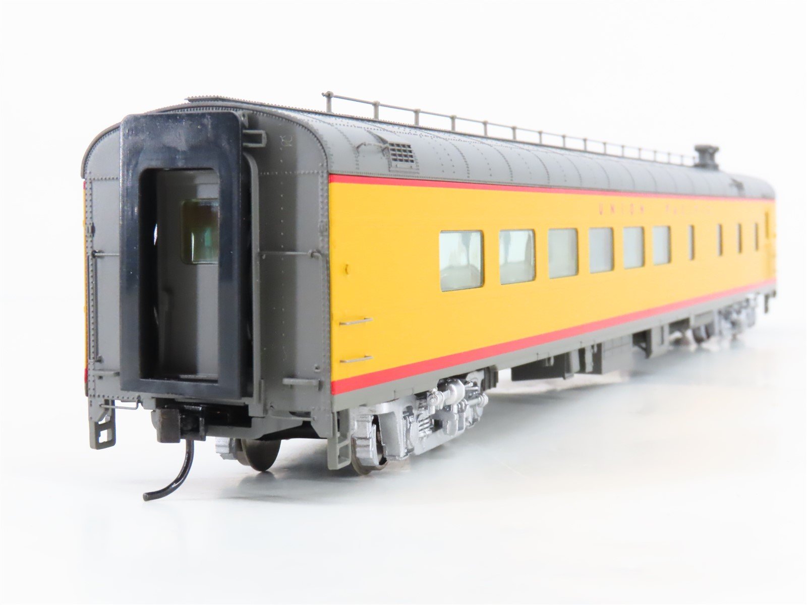 HO Scale Walthers 932-9540 UP Union Pacific Railroad Diner Passenger Car