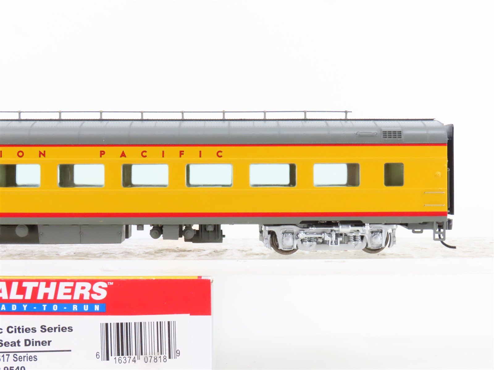 HO Scale Walthers 932-9540 UP Union Pacific Railroad Diner Passenger Car