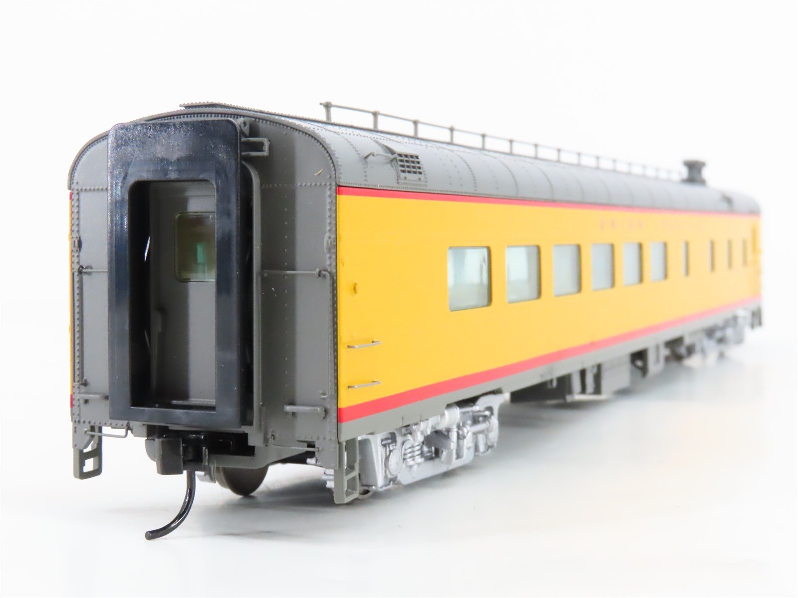HO Scale Walthers 932-9540 UP Union Pacific Railroad Diner Passenger Car