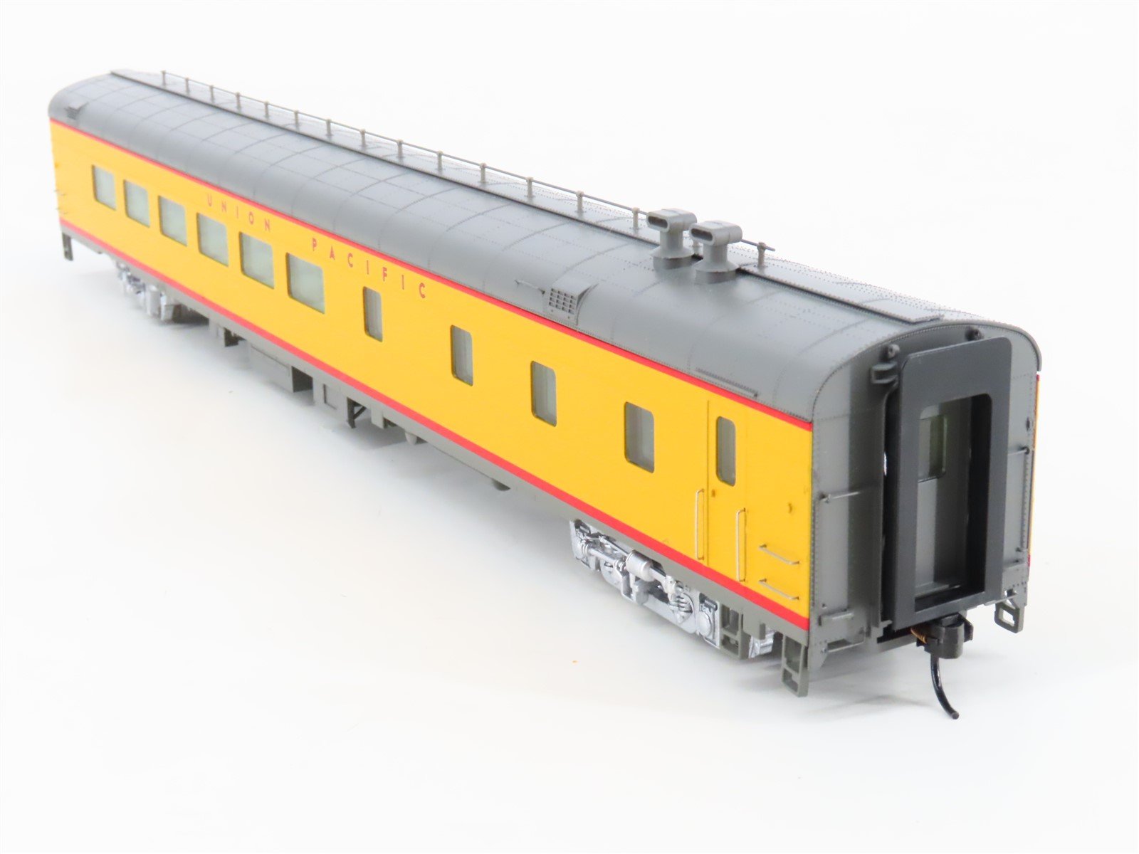 HO Scale Walthers 932-9540 UP Union Pacific Railroad Diner Passenger Car