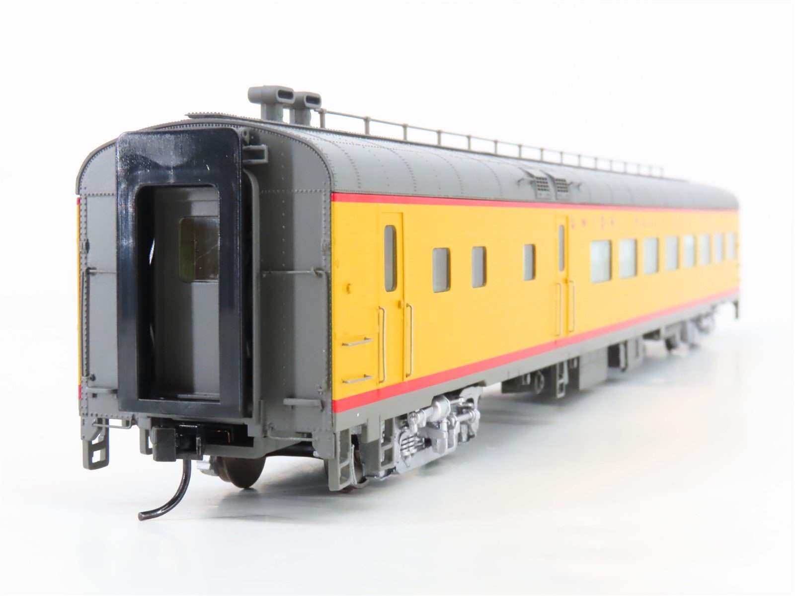 HO Scale Walthers 932-9550 UP Union Pacific Railroad CafÃ©-Lounge Passenger Car