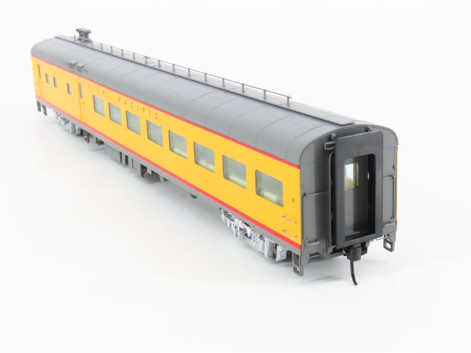 HO Scale Walthers 932-9550 UP Union Pacific Railroad CafÃ©-Lounge Passenger Car