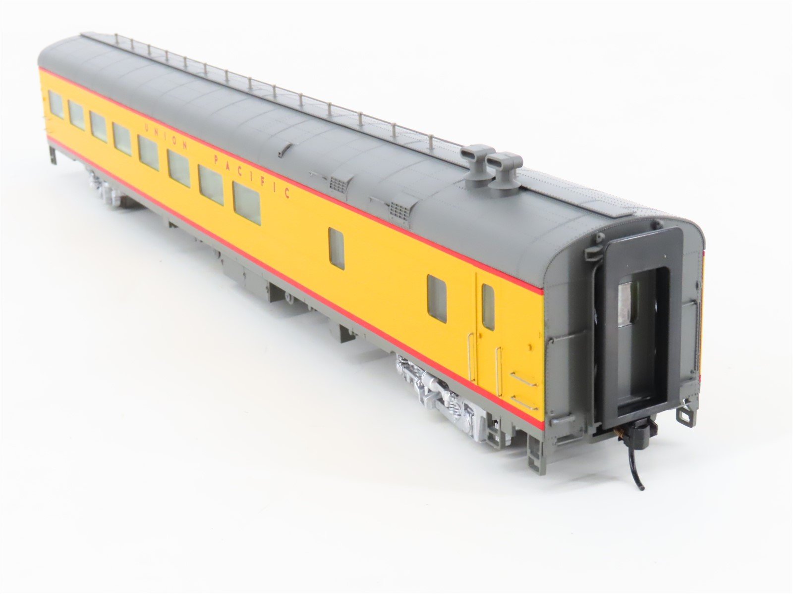 HO Scale Walthers 932-9550 UP Union Pacific Railroad CafÃ©-Lounge Passenger Car