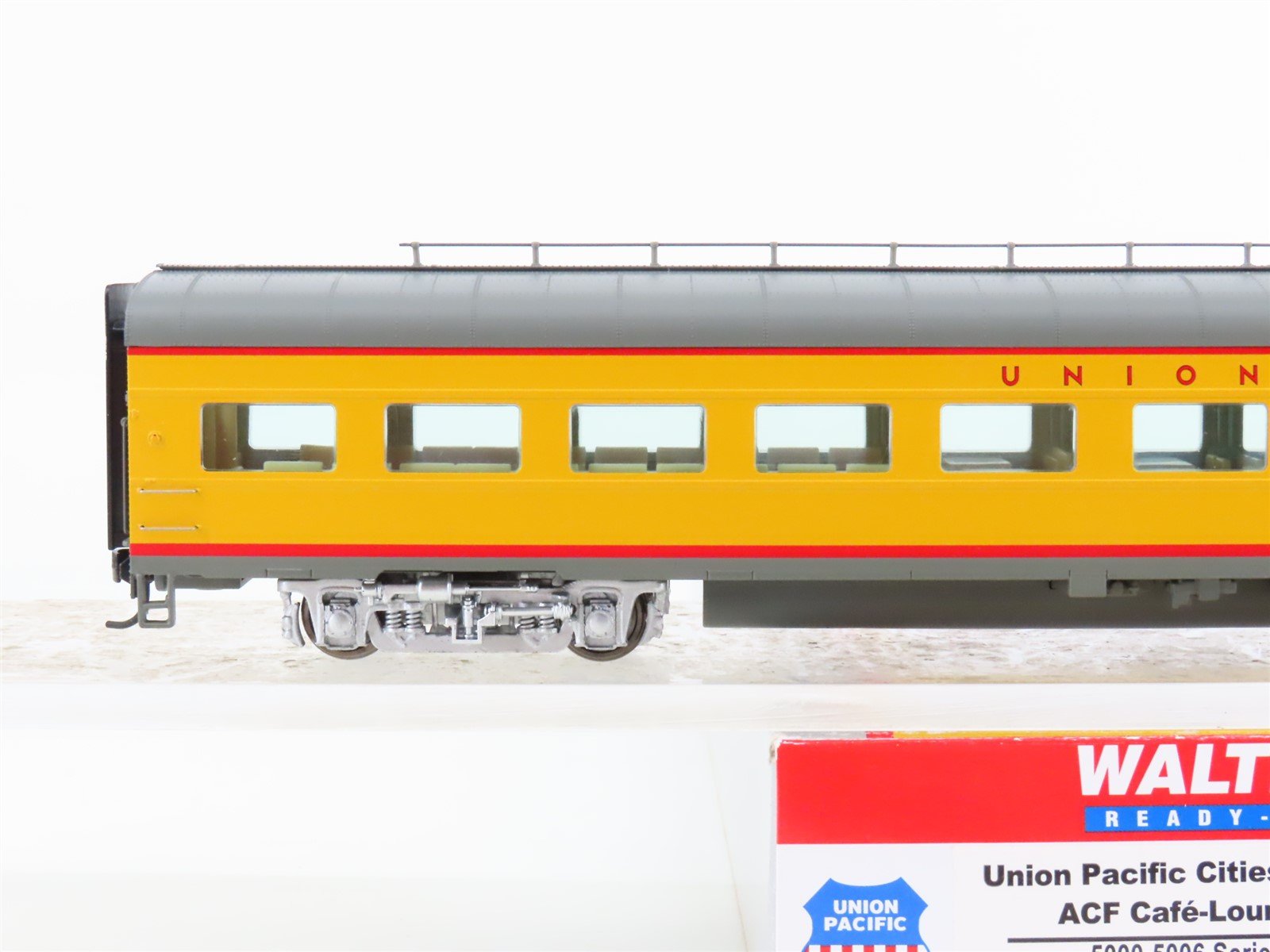 HO Scale Walthers 932-9550 UP Union Pacific CafÃ©-Lounge Passenger Car