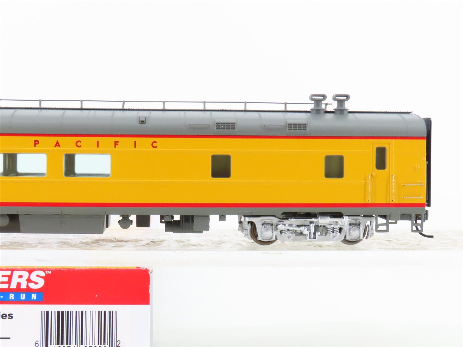 HO Scale Walthers 932-9550 UP Union Pacific CafÃ©-Lounge Passenger Car