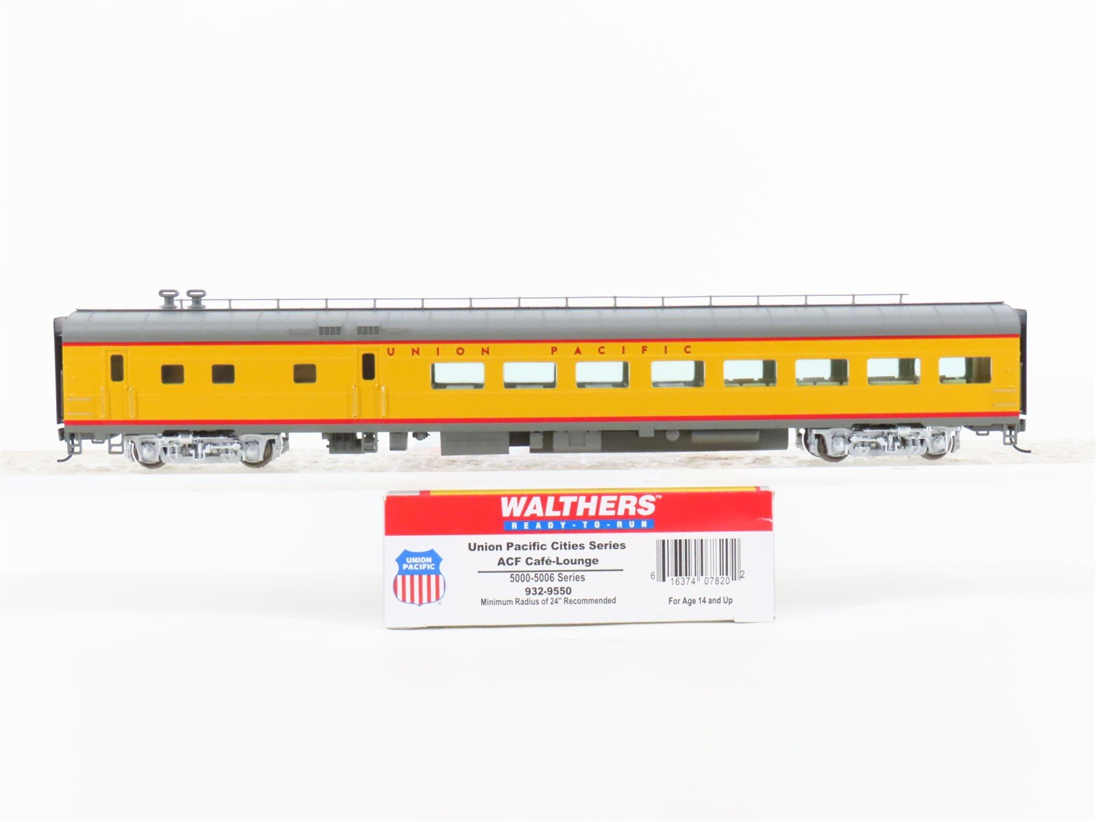 HO Scale Walthers 932-9550 UP Union Pacific Railroad Café-Lounge Passenger Car