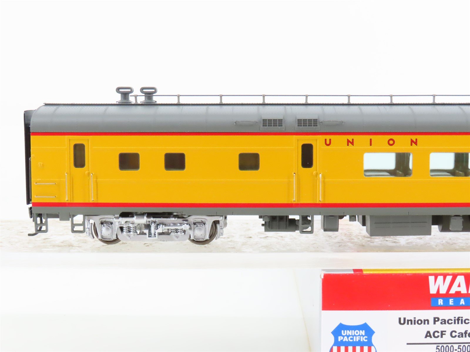 HO Scale Walthers 932-9550 UP Union Pacific Railroad Café-Lounge Passenger Car