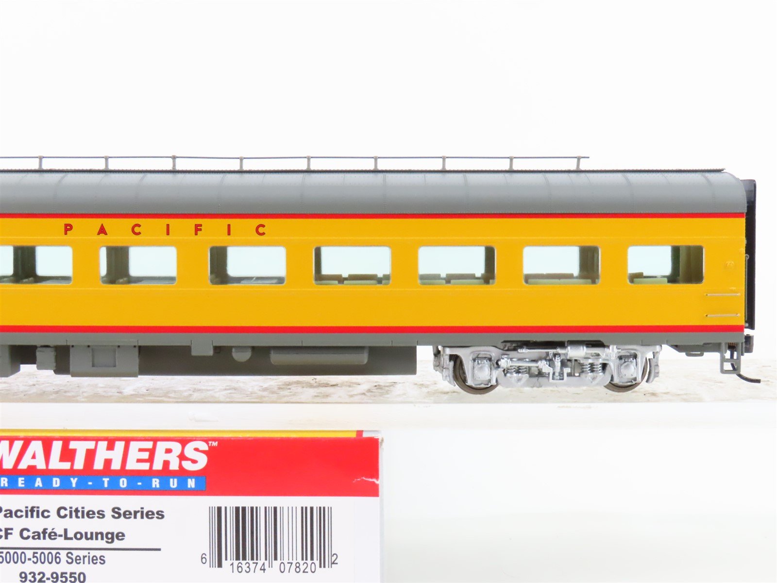 HO Scale Walthers 932-9550 UP Union Pacific Railroad Café-Lounge Passenger Car