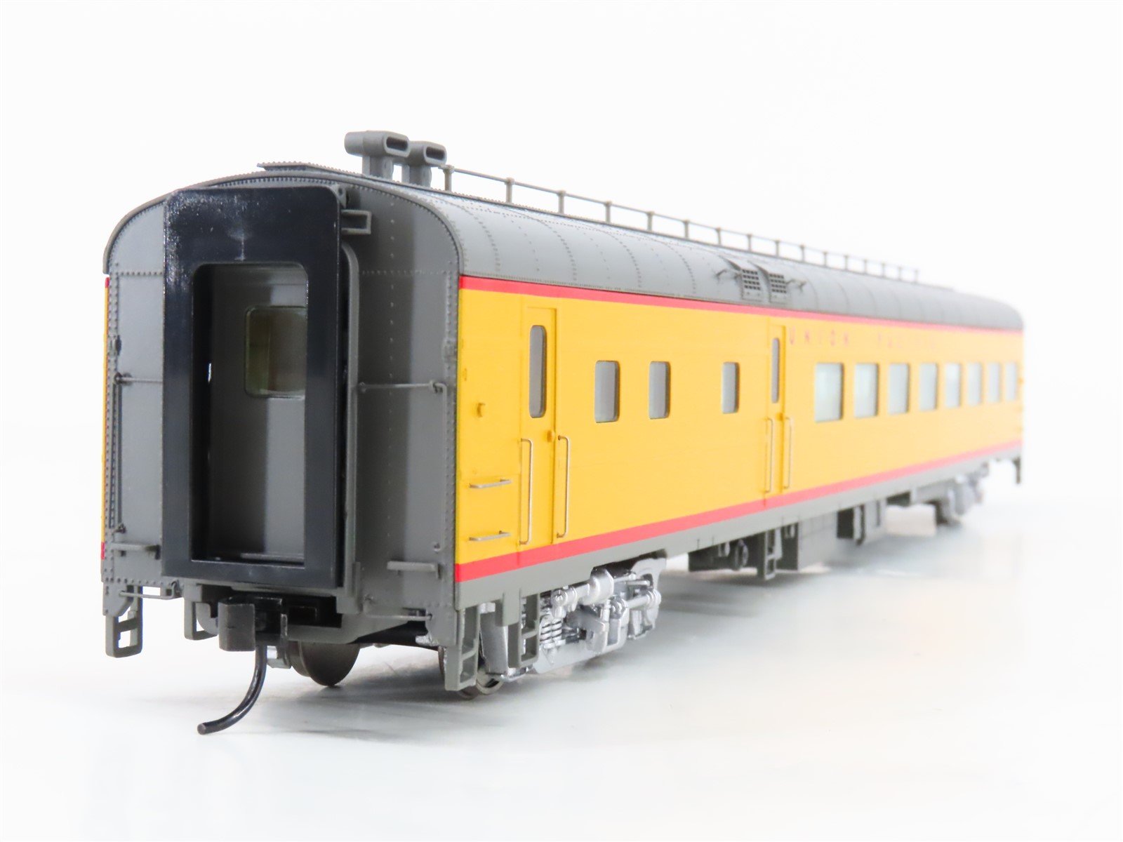 HO Scale Walthers 932-9550 UP Union Pacific Railroad Café-Lounge Passenger Car