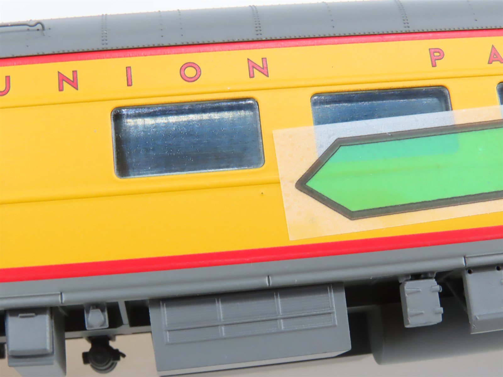 HO Scale Walthers 932-9550 UP Union Pacific Railroad Café-Lounge Passenger Car