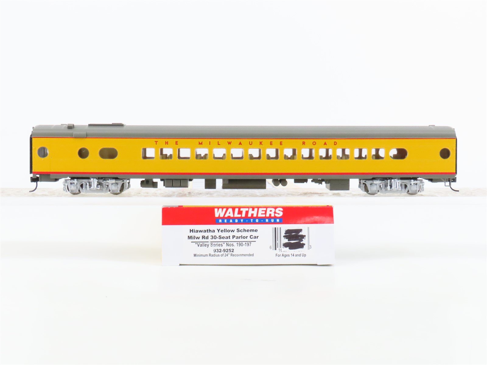 HO Scale Walthers 932-9252 MILW Milwaukee Road Hiawatha Scheme Parlor Passenger