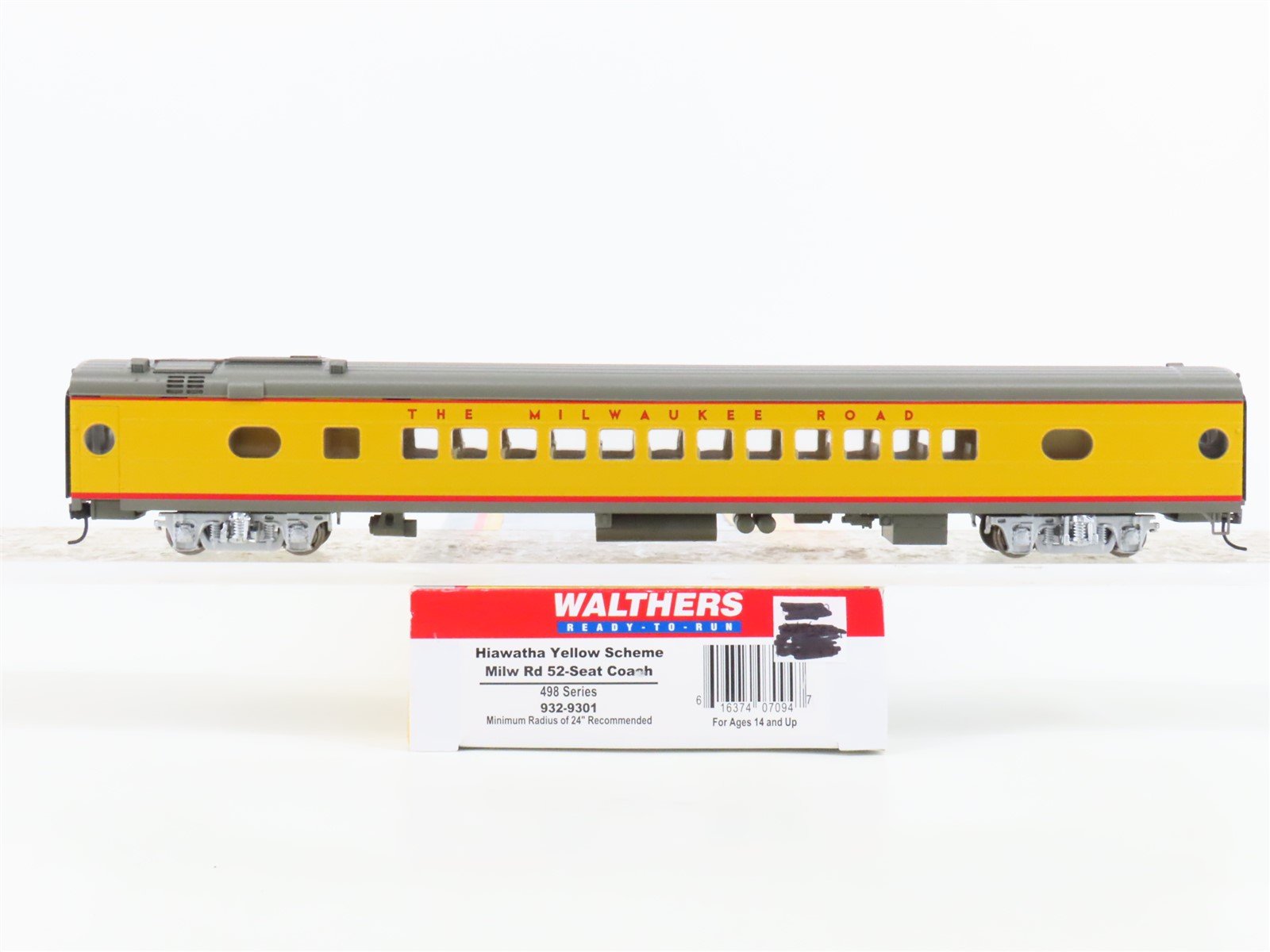HO Scale Walthers 932-9301 MILW Milwaukee Road Hiawatha Scheme Coach Passenger