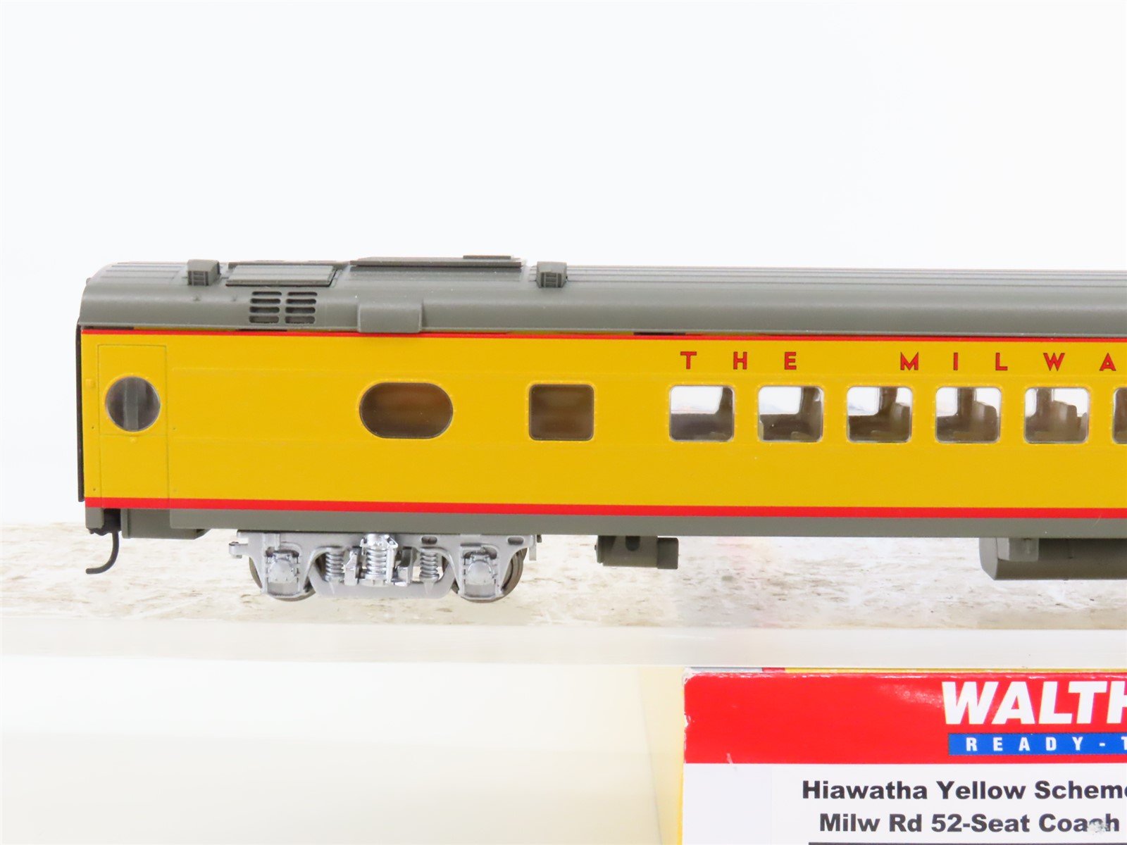 HO Scale Walthers 932-9301 MILW Milwaukee Road Hiawatha Scheme Coach Passenger