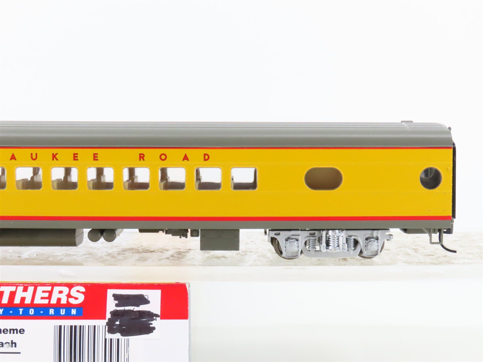 HO Scale Walthers 932-9301 MILW Milwaukee Road Hiawatha Scheme Coach Passenger