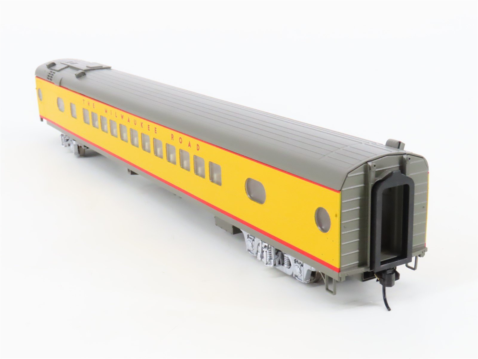 HO Scale Walthers 932-9301 MILW Milwaukee Road Hiawatha Scheme Coach Passenger