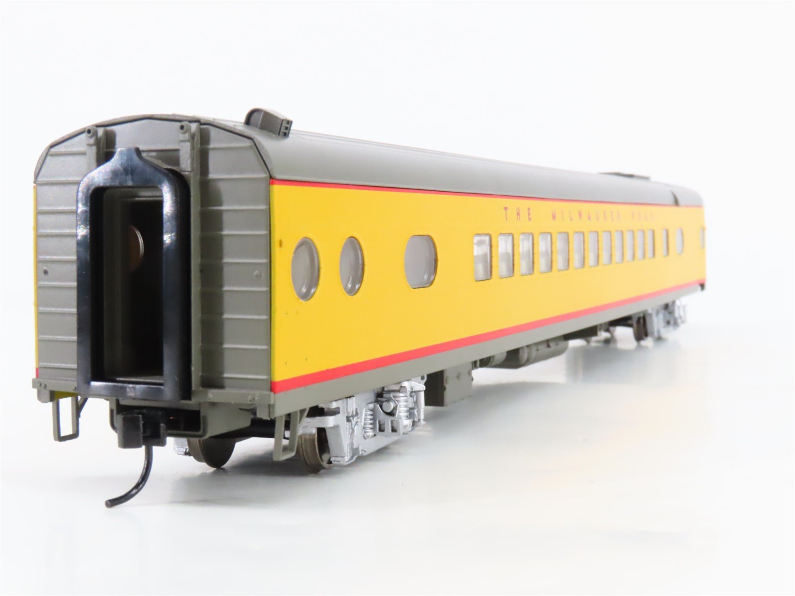 HO Scale Walthers 932-9301 MILW Milwaukee Road Hiawatha Scheme Coach Passenger