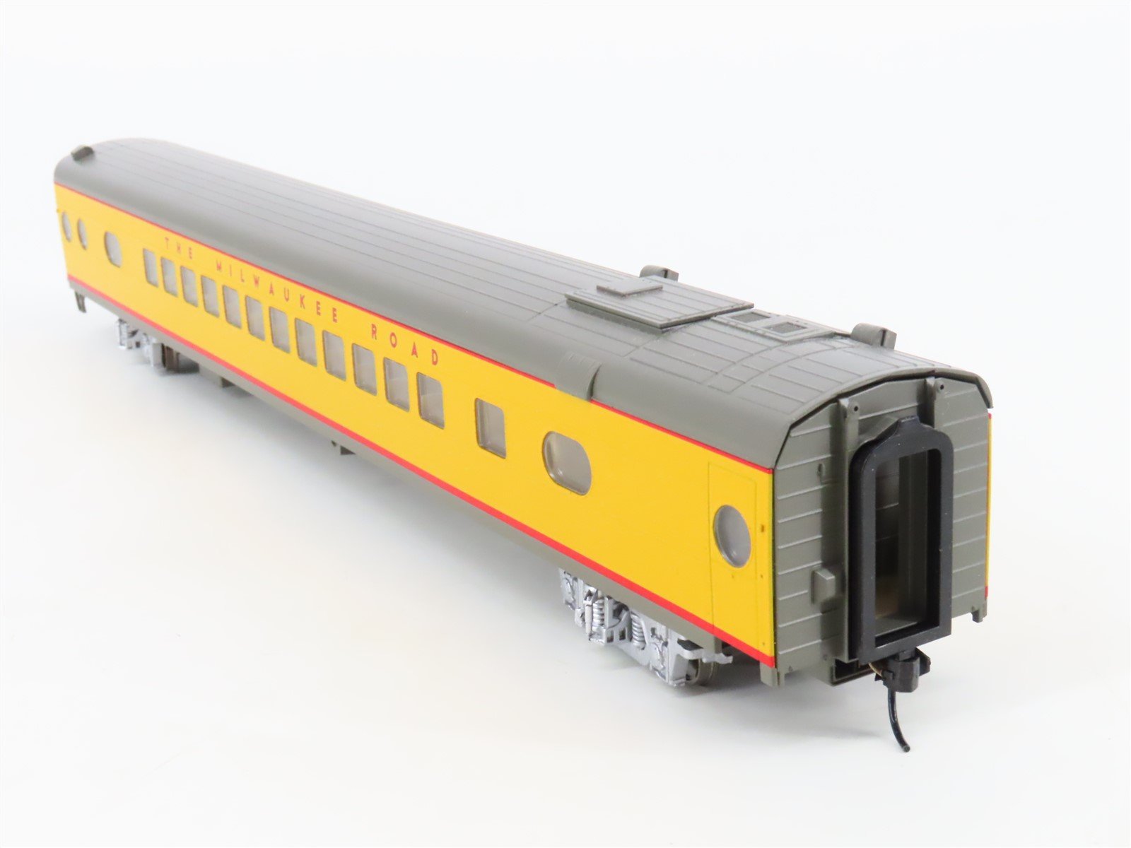 HO Scale Walthers 932-9301 MILW Milwaukee Road Hiawatha Scheme Coach Passenger