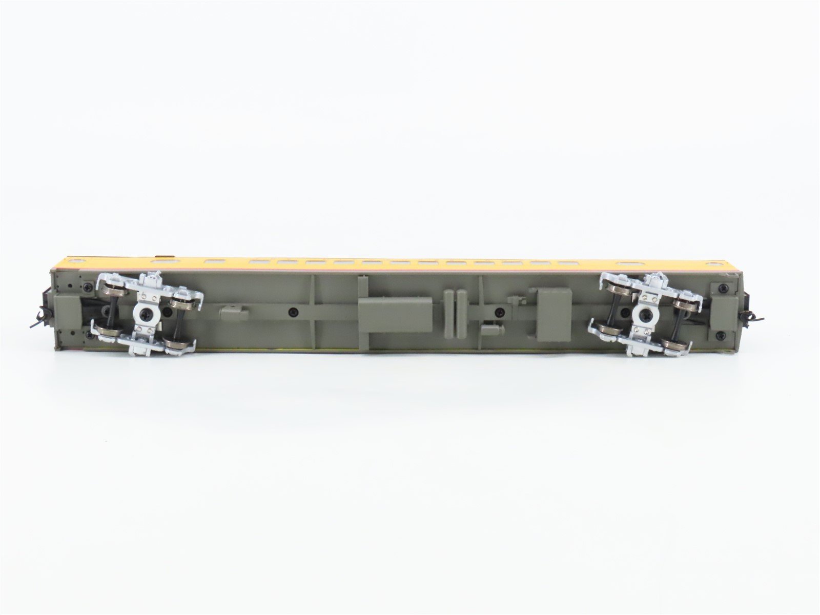 HO Scale Walthers 932-9301 MILW Milwaukee Road Hiawatha Scheme Coach Passenger