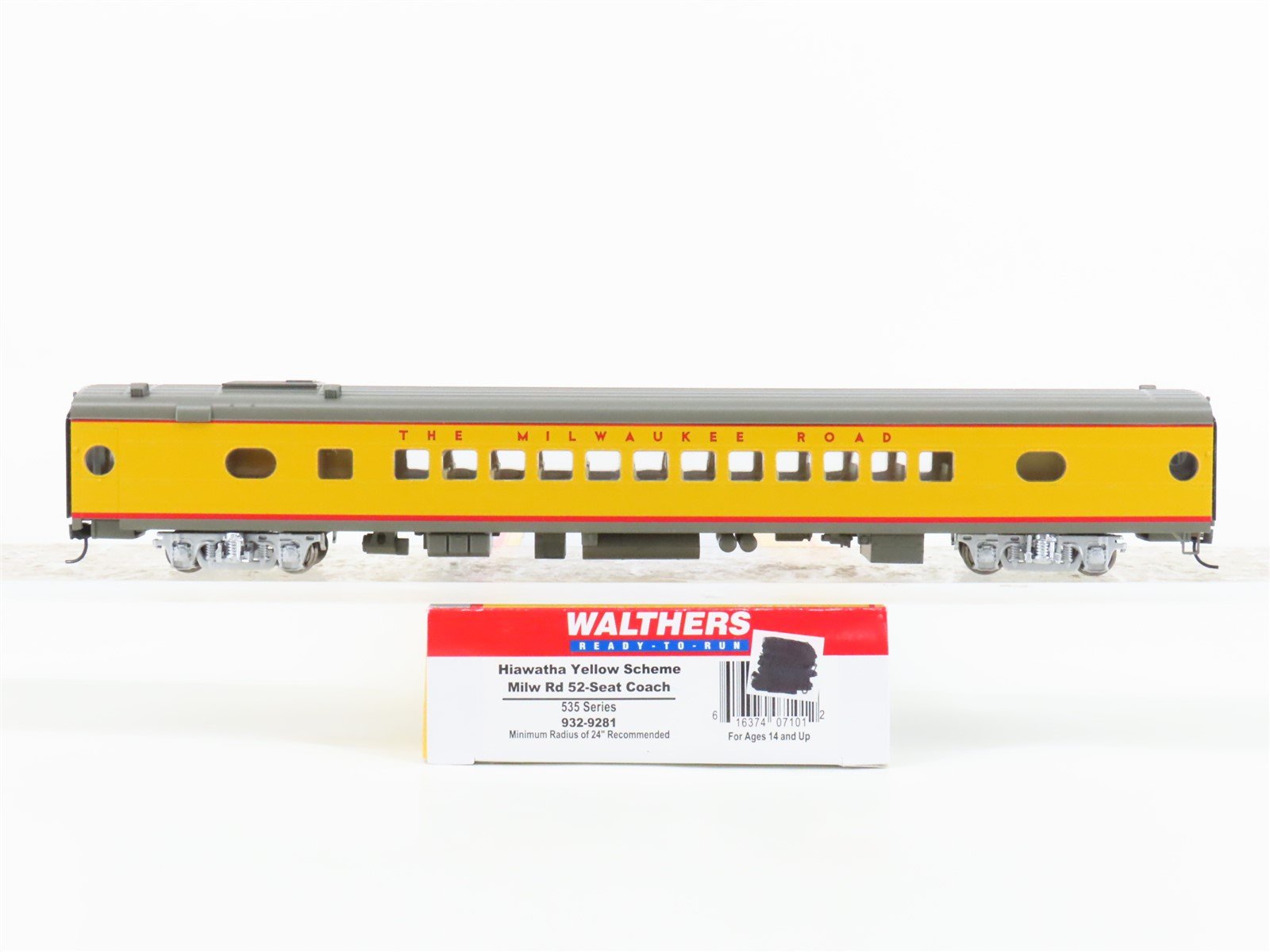 HO Scale Walthers 932-9281 MILW Milwaukee Road Hiawatha Scheme Coach Passenger