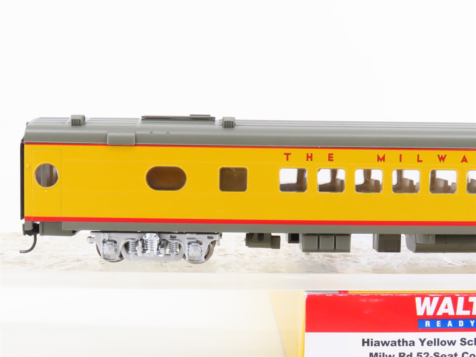 HO Scale Walthers 932-9281 MILW Milwaukee Road Hiawatha Scheme Coach Passenger