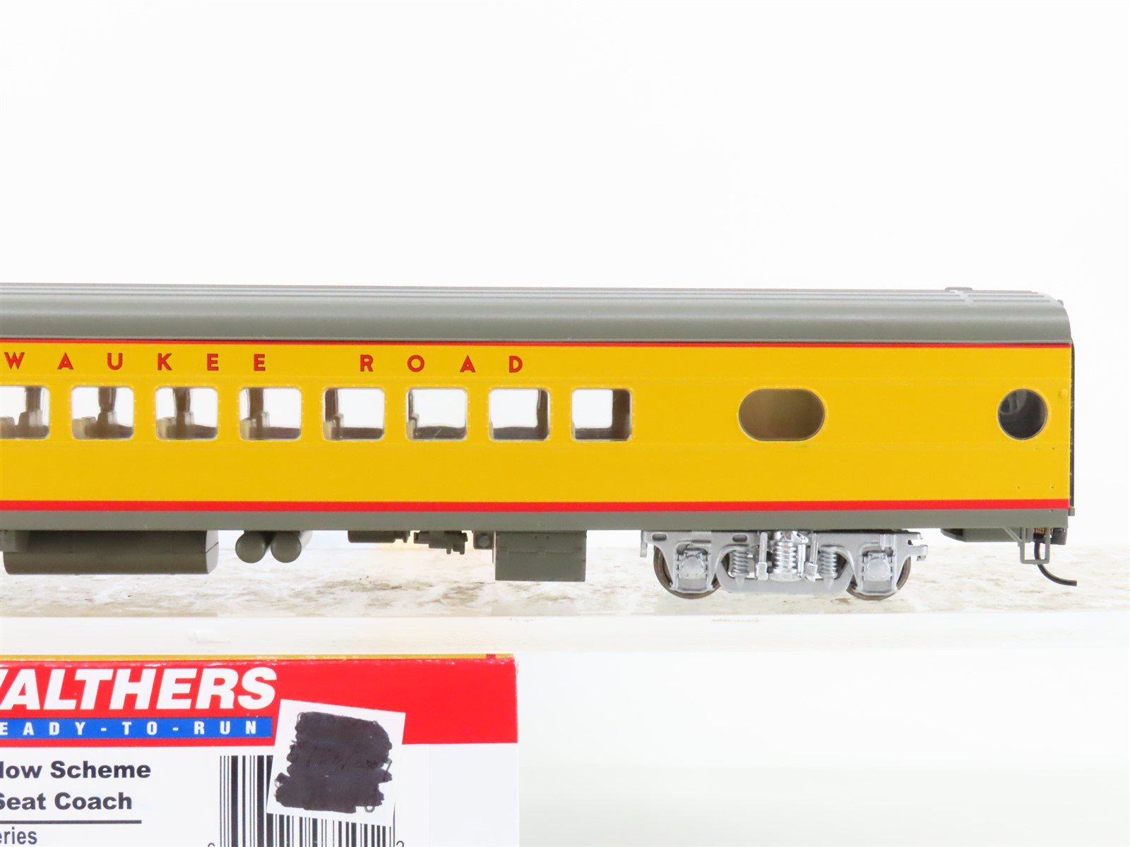 HO Scale Walthers 932-9281 MILW Milwaukee Road Hiawatha Scheme Coach Passenger